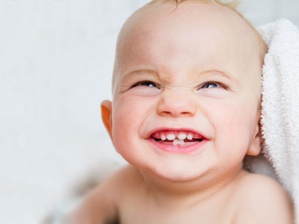 ¿Cuándo les salen los dientes los bebés?